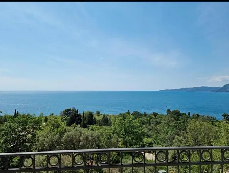 ZU VERKAUFEN – Luxuswohnungen mit Meerblick | Exklusive Lage in der Nähe von Budva | Garagenplatz im Preis inbegriffen
